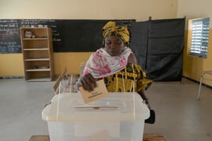 Une Sénégalaise pose son bulletin dasn l’urne pour l’élection présidentielle © SEYLLOU / AFP