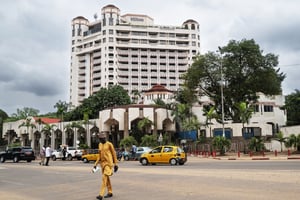 Le groupe Hilton a ouvert près de 400 chambres dans le monde l’année dernière (ici l’hôtel Hilton de Yaoundé, au Cameroun, en juillet 2023). © Sylvain Cherkaoui pour JA