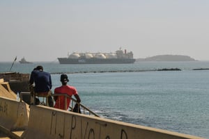 Le navire de stockage et de regazéification Karmol LNGT Powership Africa, photographié au large de Dakar, en novembre 2021. © ISA HARSIN/SIPA