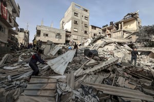 Palestiniens constatant les dégâts causés par les bombardements israéliens qui ont eu lieu dans la nuit, à Rafah, dans le sud de la bande de Gaza, le 27 mars 2024.