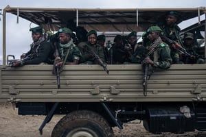 Des soldats en exercice à la périphérie de Mutwanga, qui a été attaquée à plusieurs reprises par les Forces démocratiques alliées (ADF), sur le territoire de Beni, dans le nord-est de la République démocratique du Congo, le 24 mai 2021. © Photo by ALEXIS HUGUET / AFP