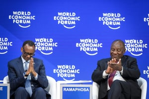Le président rwandais, Paul Kagame (à gauche), et le président sud-africain, Cyril Ramaphosa (à droite), lors de la réunion annuelle du Forum économique mondial, le 24 janvier 2019, à Davos. © Photo by Fabrice COFFRINI / AFP