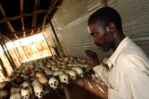 Pacifique Rutaganda, guide au Mémorial du génocide à Ntarama, le 26 mai 2003.