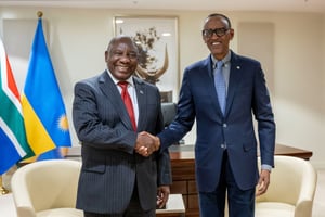  © Le président sud-africain  Cyril Ramaphosa et son homologue rwandais Paul Kagame, à Kigali (avril 2024).