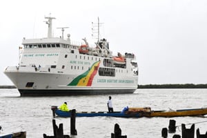 Le ferry Aline Sitoé Diatta, qui ne naviguait plus depuis juin 2023, transporte chaque semaine des centaines de voyageurs entre la capitale sénégalaise et Ziguinchor, en Casamance. © AFP PHOTO / SEYLLOU