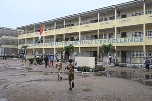Des élèves du lycée Djedji Amondji Pierre à Adjamé (Abidjan) reprennent le chemin de l’école le 16 septembre 2022. Ceux qui auront moins de 8,5 de moyenne seront exclus à la fin de l’année. © SIA KAMBOU/AFP
