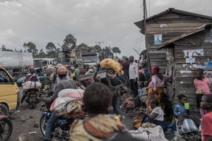Des personnes déplacées qui arrivent dans le territoire de Masisi fuient les affrontements entre le M23 et les FARDC dans l’est de la RDC. © Photo by Aubin Mukoni / AFP