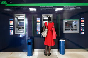 Un ATM à Nairobi, au Kenya. La création de la plateforme d’argent mobile M-Pesa a amélioré la capacité d’épargne et d’autonomie des femmes entrepreneures. © SIMON MAINA / AFP