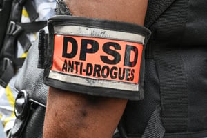 Un brassard de la Direction de la police des stupéfiants et des drogues, en Côte d’Ivoire. © Sia KAMBOU / AFP