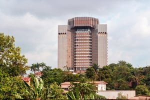 Siège de la Banque des États de l’Afrique centrale (BEAC), à Yaoundé, au Cameroun. © Photo12/Alamy/jbdodane