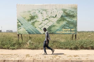 Une publicité pour une nouvelle Diamniadio, ville dans laquelle un TER la reliant à l’aéroport de Dakar a été construit. © JOHN WESSELS / AFP