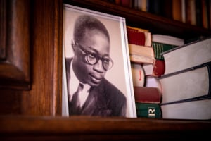 Un portrait photo de Léopold Sédar Senghor dans la bibliothèque de sa maison, à Verson, en France. © Lou BENOIST/AFP