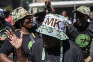 Des membres de Umkhonto We Sizwe (MK), le nouveau parti d’opposition de Jacob Zuma, devant la Haute Cour, à Johannesburg, le 11 avril 2024. © EMMANUEL CROSET / AFP