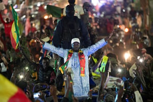 Le candidat à la présidence Bassirou Diomaye Faye salue ses partisans après avoir été libéré de prison à Dakar, le 15 mars 2024. © REUTERS/Stringer