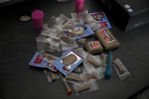 Saisie de sacs de drogue par la police dans les quartiers nord de Marseille, le 11 décembre 2023. © Nicolas TUCAT / AFP