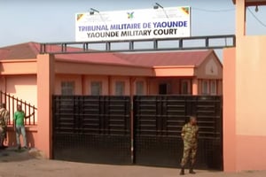 Le tribunal militaire de Yaoundé, où se tient le procès de l’affaire Martinez Zogo, photographié le 6 mai 2024. © YouTube