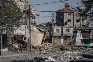 Bâtiments endommagés après les frappes terrestres et aériennes des forces israéliennes dans le quartier d’al-Jenenah à Rafah, le 15 mai 2024. © Jehad Alshrafi / ANADOLU / Anadolu via AFP)