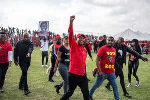 Le fondateur et leader des Combattants pour la liberté économique (EFF), Julius Malema, salue ses partisans à Alexandra, près de Johannesburg, le 27 avril 2024. © Emmanuel Croset / AFP