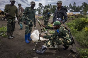 Les forces armées congolaises pratiquent un exercice de mortier autour de Mwenda, une petite ville dans le Nord-Kivu, le 7 avril 2021. © Brent Stirton/Getty Images via AFP