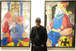 Mohamed El Baz en 2024, devant « Ad Astra », sérigraphie numérique sur miroir, 165 x 110 cm. © mohamedelbaz.com
