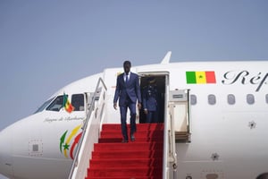 Bassirou Diomaye Faye, en avril 2024, au sortir de l’avion présidentiel sénégalais. © Présidence du Sénégal.