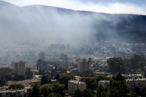 De la fumée s’échappe des roquettes lancées depuis le Liban vers le nord d’Israël, près de la ville de Kiryat Shmona, près de la frontière, le 4 juin 2024. © JACK GUEZ / AFP