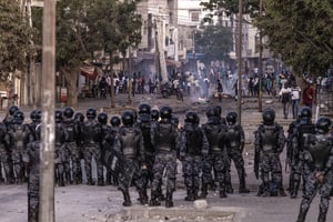 La gendarmerie sénégalaise bloque une route après que des manifestants ont brûlé des pneus et bloqué des routes à Dakar, le 3 juin 2023, soit deux jours après qu’un tribunal a condamné le chef de l’opposition, Ousmane Sonko, à deux ans de prison pour « corruption de la jeunesse ». © JOHN WESSELS / AFP
