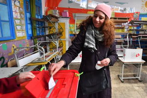 Une électrice vote lors du second tour des élections législatives, le 29 janvier 2023, à Tunis. © FETHI BELAID/AFP