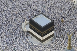 Circumambulations de pèlerins à la Kaaba, dans la Grande Mosquée, à Le Mecque, en Arabie saoudite, le 11 juin 2024. © Rafiq Maqbool/AP/SIPA.