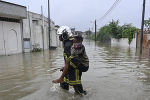 Inondation à Cocody Angre à Abidjan le 14 juin 2024 © Issouf SANOGO / AFP
