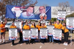 Les familles et proches de Frik Potgeiter et Peter Huxham appellent à leur libération devant le Parlement panafricain, à Midrand, Afrique du Sud © Romain Chanson pour JA