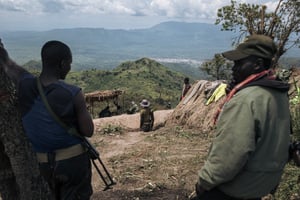 Des soldats des Forces armées de la RDC se tiennent en hauteur de la ville de Kibirizi, à 80 km de Kanyabonga, dans l’est du pays, en mai 2024. © ALEXIS HUGUET / AFP.