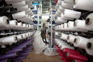Un ouvrier fabrique un sac en plastique destiné à contenir du coton à l’entreprise Badenya à Koutiala, au Mali. © REUTERS/Joe Penney