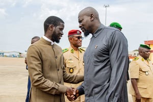 Le rapprochement entre Bassirou Diomaye  Faye et Mamadi Doumbouya (ici le 25 mai 2024 à Conakry), compliquera-t-il la situation des opposants guinéens exilés au Sénégal ? © Présidence de la République de Guinée