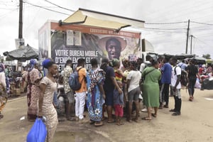 Des résidents font la queue devant un centre d’inscription mobile des autorités sanitaires, à Abidjan, le 10 juin 2024. © Diomande Ble Blonde/AP Photo/ SIPA