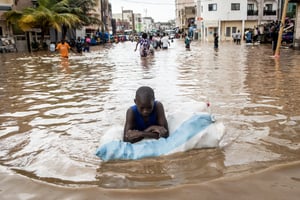 Une rue de Dakar inondée après de fortes pluies, le 5 août 2022. © JOHN WESSELS/AFP