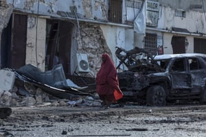 Débris et destructions d’un café à Mogadiscio le 15 juillet 2024 © Photo Hassan Ali ELMI / AFP