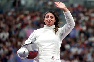 L’escrimeuse égyptienne Nada Hafez salue le public aux Jeux olympiques de Paris © AL BELLO / GETTY IMAGES EUROPE / Getty Images via AFP