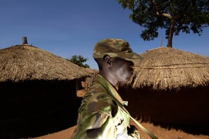 Soldat ougandais patrouillant dans le Camp de déplacés 07 Koro Te-Tegu, à Gulu (Ouganda), en février 2006. © José Cendon/AFP