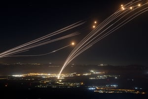 Des roquettes tirées par le Hezbollah depuis le sud du Liban sont interceptées par le système de défense aérienne israélien Iron Dome au-dessus de la Haute Galilée, dans le nord d’Israël, le 4 août 2024. © Jalaa MAREY / AFP