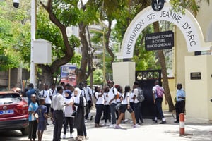 Devant la célèbre Institution Sainte Jeanne d’Arc (ISJA), où 22 lycéennes musulmanes avaient été interdites de classe pour port du voile, à Dakar, le 4 septembre 2019. © Seyllou/AFP