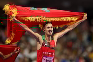 Soufiane El Bakkali, médaillé d’or, célèbre sa victoire dans la finale du 3000m steeple masculin lors de la douzième journée des Jeux Olympiques Paris 2024 © Patrick Smith/Getty Images via AFP