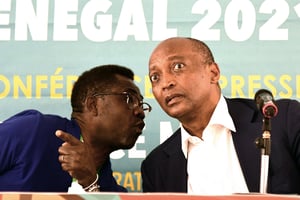Patrice Motsepe (d.), le président de la CAF, et Véron Mosengo Omba, le secrétaire général, tiennent une conférence de presse à Saly, au Sénégal, le 29 mai 2021. © Seyllou and SEYLLOU / AFP