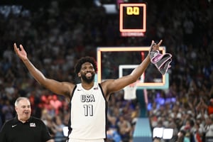 Joël Embiid célèbre la fin de la demi finale de basket ball entre les États Unis et la Serbie lors des Jeux olympiques 2024 à l’arène de Bercy (Paris), le 8 août. © Aris MESSINIS / AFP