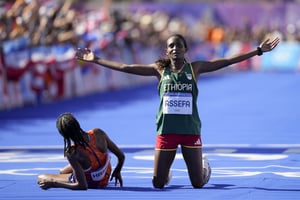 L’Éthiopienne Tigst Assefa célèbre sa deuxième place devant la ligne d’arrivée du marathon. ©  Vadim Ghirda/AP-SIPA