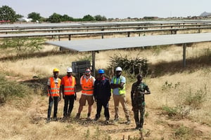 Équipe d’installation du premier parc solaire du pays, implanté en 2022, à Abéché, troisième ville du Tchad avec 185 000 habitants, dans l’Ouest. © Innovent