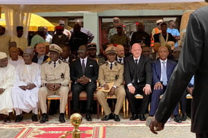 Les obsèques d’Issa Hayatou en présence du ministre des Sports Narcisse Mouelle Kombi (au centre, en costume noir), de Gianni Infantino (à droite, en costume noir) et de Patrice Motsepe (à droite, en costume bleu). © DR