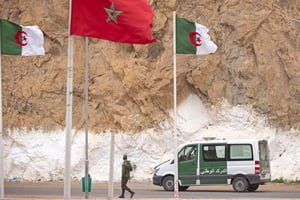 Patrouille algérienne à la frontière avec le Maroc, dans la région d’Oujda, le 4 novembre 2021. © FADEL SENNA / AFP