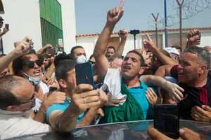 Karim Tabbou lors de sa sortie de la prison de Koléa, le 2 juillet 2020. © Louiza Ammi/ABACAPRESS.COM