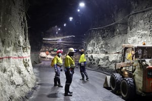 Mineurs travaillant pour la société Gold Fields, dans le gisement de South Deep, au sud-ouest de Johannesburg, en Afrique du Sud, le 12 octobre 2022. © REUTERS/Siphiwe Sibeko